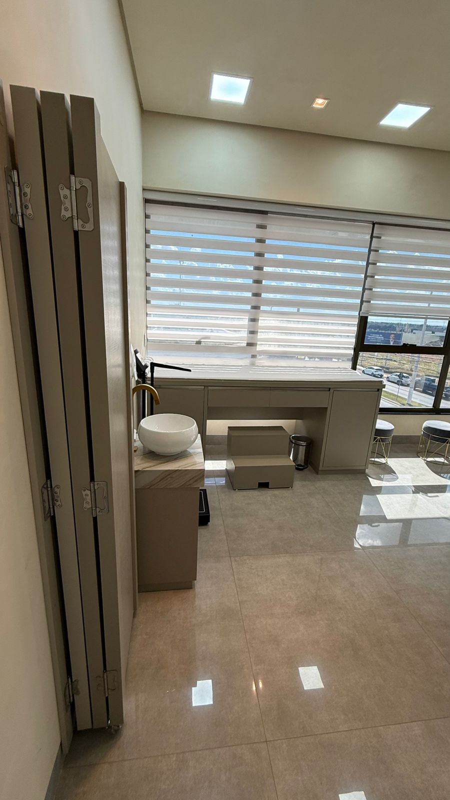 Lavabo do consultório com bancada e cuba