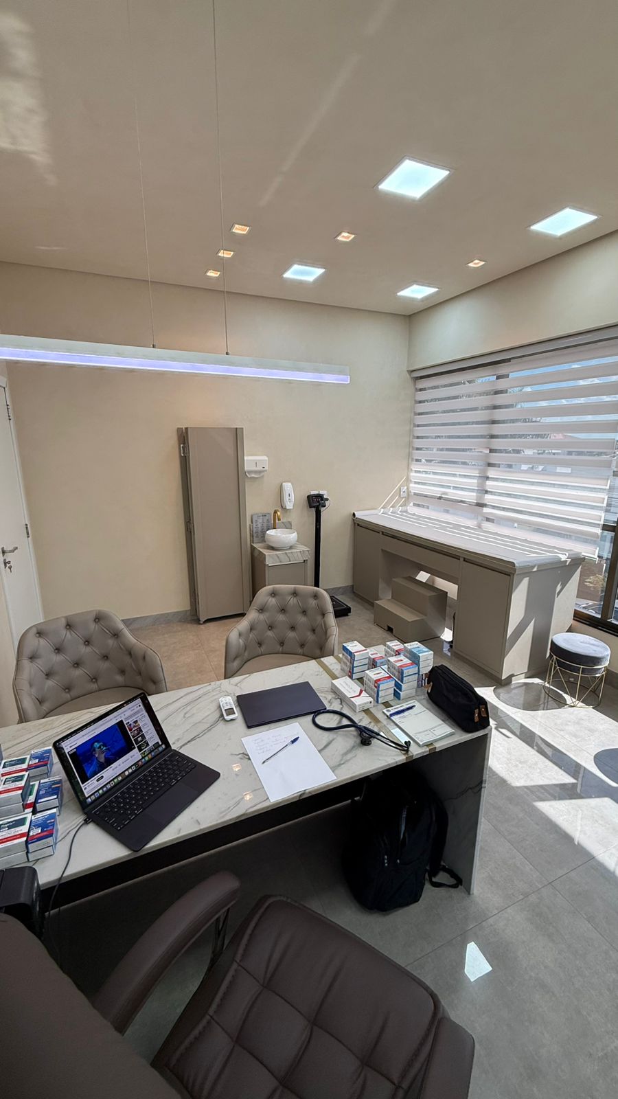Sala de exame com maca e balança